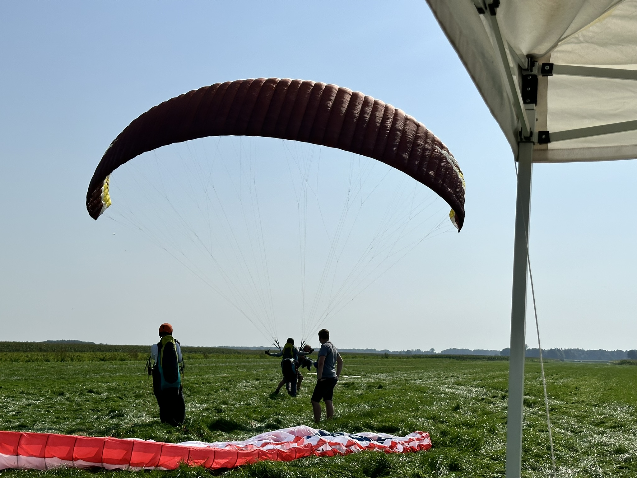 Instructie op het veld — paragliding opleiding